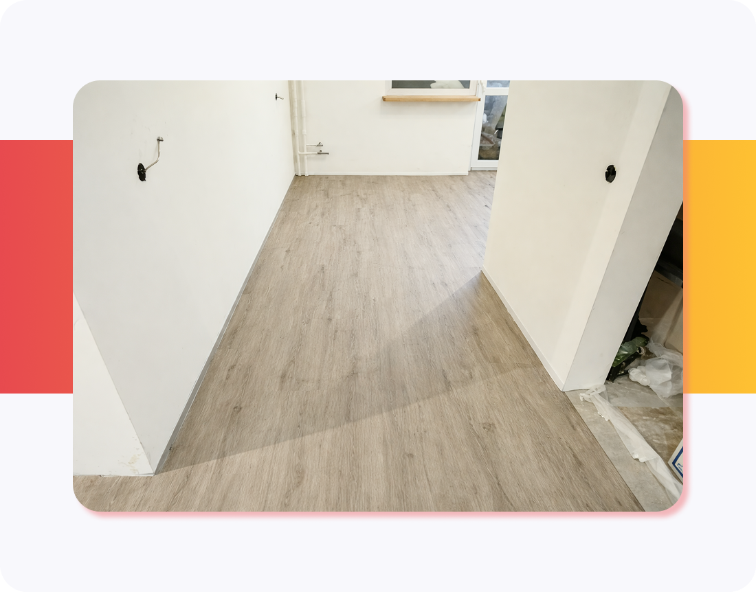 Укладка SPC плитки Дуб Сомеро в одной плоскости с керамикой